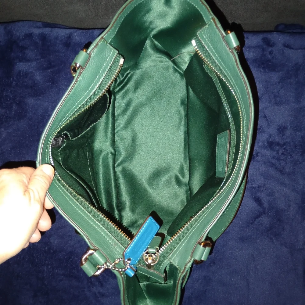 EUC Coach Park pebbled Leather Carrie Tote  Hunter Green - Picture 8 of 15